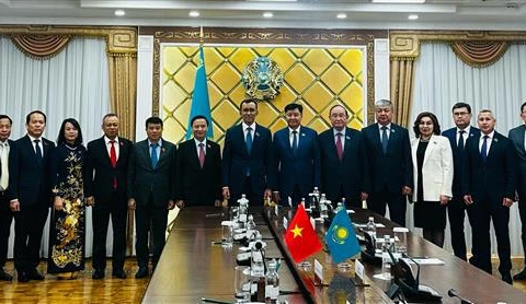 国会副主席阮克定对哈萨克斯坦共和国进行访问