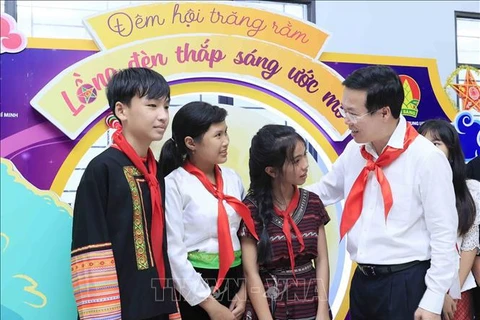 越南国家主席武文赏出席“灯笼点亮梦想”为主题的儿童中秋晚会