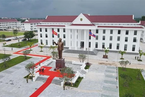 越南援建老挝公安部的公安政治学院移交仪式在万象举行