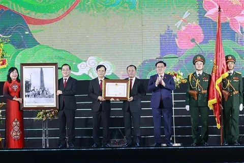 越南国会主席王廷惠出席荣市建市60周年暨凤凰中都设立235周年纪念活动