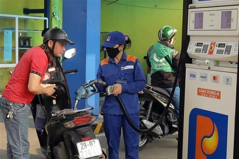 10月2日16时起越南国内油价每公升下降900多越盾