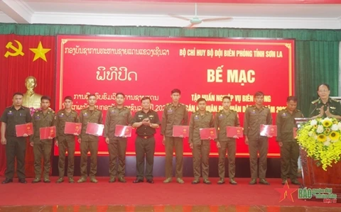 山罗省：为老挝人民军干部开设的边防业务培训班结业
