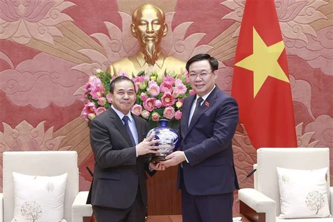 越南国会主席王廷惠会见老挝前来辞行的老挝驻越南大使森菲特·宏本让