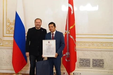 俄罗斯圣彼得堡立法议会向越俄关系发展贡献者颁发奖状
