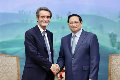 越南政府总理范明政会见意大利伦巴第大区区长