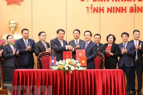 越南宁平省与老挝首都万象签署合作备忘录