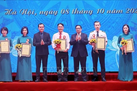 越南政府总理：弘扬勤劳创新克服困难的传统 建设强大繁荣的越南