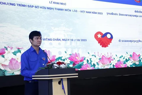 越南和老挝青年携手保护和推动国家发展