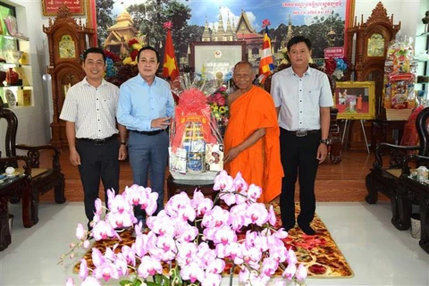 茶荣省领导人在亡人节到来之际走访慰问高棉族同胞
