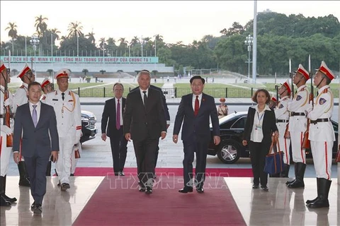 越南国会主席王廷惠与俄联邦国家杜马主席维亚切斯拉夫·沃洛金举行会谈