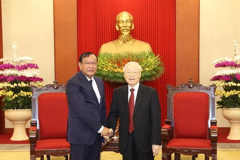 越共中央总书记阮富仲会见柬埔寨人民党中央外委会主席布拉索昆