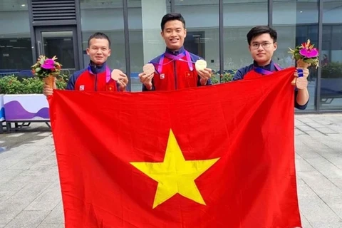 越南射击运动员范光辉和郑秋荣在亚洲射击锦标赛上获得铜牌