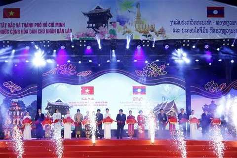 2023年越南西北地区与胡志明市文化旅游周在老挝琅勃拉邦省拉开序幕