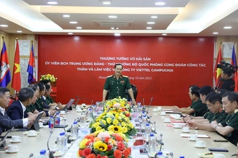 国防部工作团走访慰问越南军队电信集团下属柬埔寨公司