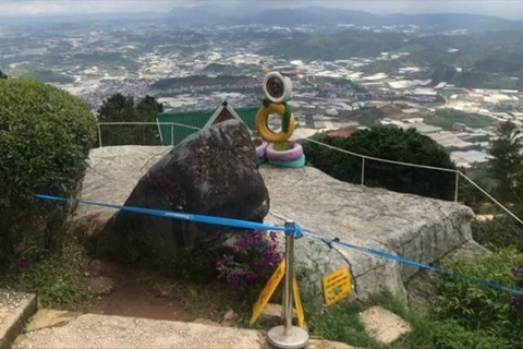 林同省：韩国一名女游客悬崖拍照坠亡
