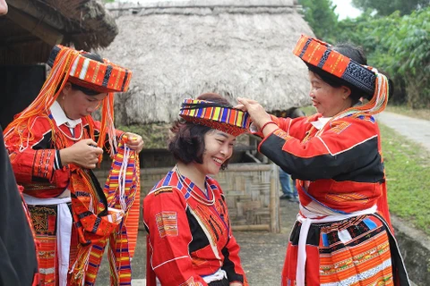 巴天族同胞致力于保护传统服饰文化