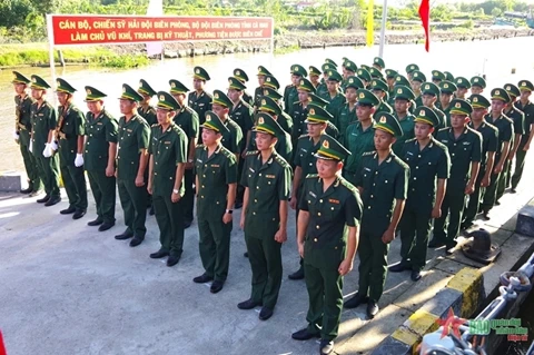 金瓯省边防部队举行高速巡逻舰升旗仪式