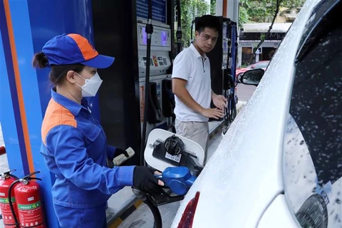 11月1日15时起越南国内油价每公升继续上涨400多越盾