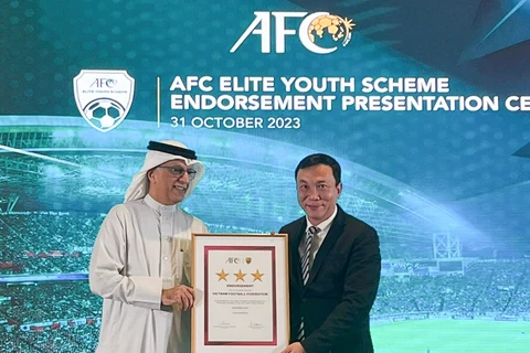 越南足球联合会获颁《亚足联教练员公约》职业级证书