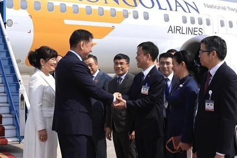 蒙古国总统抵达首都河内 开始对越南进行国事访问