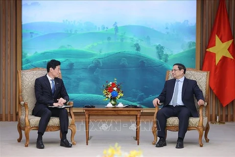 范明政总理会见日本经济贸易与工业产业大臣西村康稔