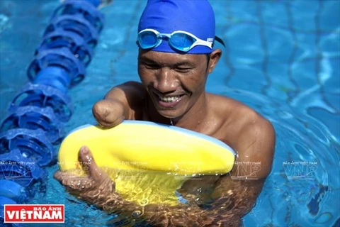 美国为越南残疾运动员和教练员提供游泳训练