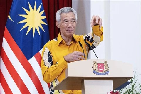 新加坡总理李显龙宣布下届大选前交棒给副总理黄循财