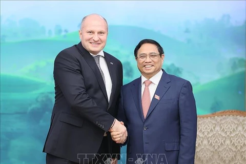 越南政府总理范明政会见俄罗斯紧急情况部长库伦科夫