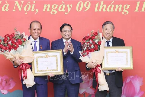 越南政府总理范明政向各位原政府副总理授予党龄纪念章