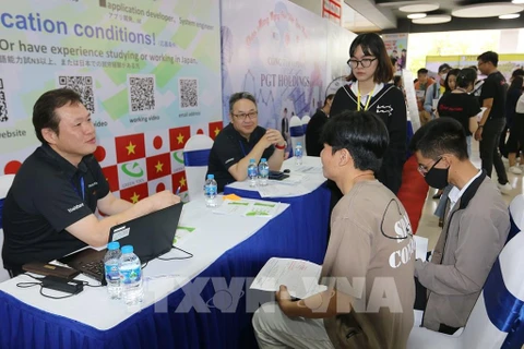 胡志明市举办就业交流会 支持企业和劳动者