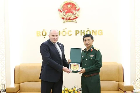 越南国防部长潘文江大将会见俄罗斯紧急情况部部长