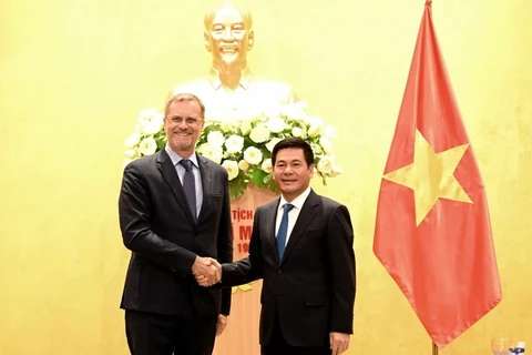越南与法国优先开展涉及应对气候变化的合作活动