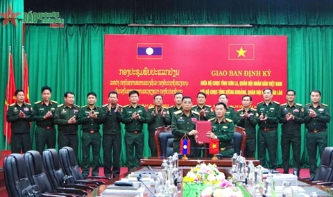 山罗省军事指挥部与老挝川圹省军事指挥部举行定期工作会议