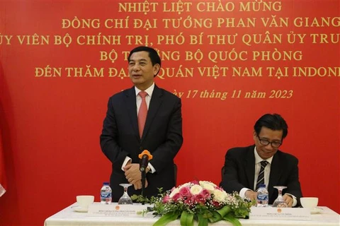 越南国防部部长潘文江大将造访越南驻印尼大使馆