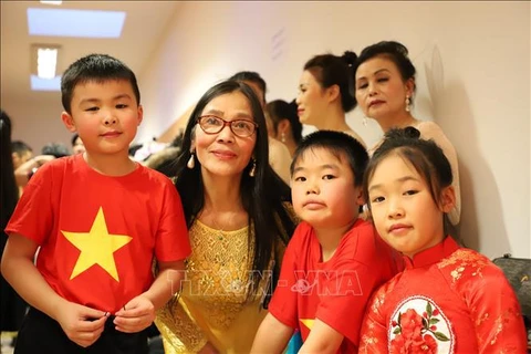 旅居德国和俄罗斯越南人举行纪念越南教师节活动