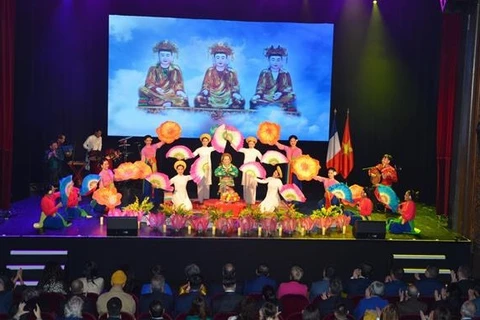 纪念越法建交50周年的越南文化晚会在巴黎举行