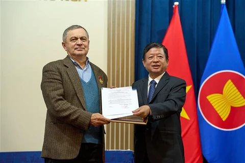 越南授予俄罗斯专家“致力于越南文学艺术事业”纪念章