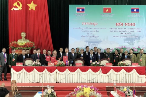 越南与老挝三个边境县加强多方面合作关系