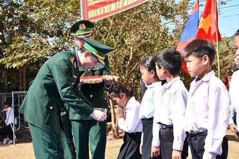 越南广平省与老挝甘蒙省加强友好关系