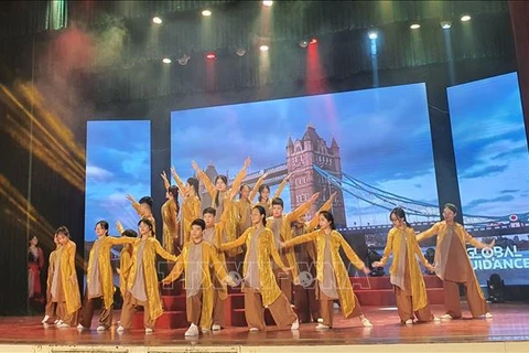 越英建交50周年：“2023年友谊之舞”联欢会在河内举行