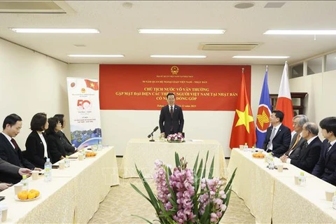 越南国家主席武文赏探访越南驻日本大使馆并会见旅日越南人代表
