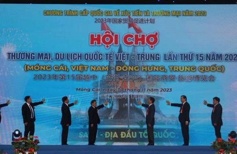 2023年第十五届越中国际商贸旅游博览会在广宁省芒街市举行