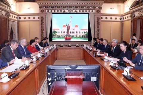 胡志明市与俄罗斯圣彼得堡推动多个领域的合作