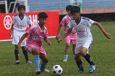 国际足联为越南校园足球项目提供5万多个皮球