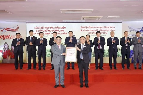 国会主席王廷惠出席越捷和老挝航空合作协议签字仪式