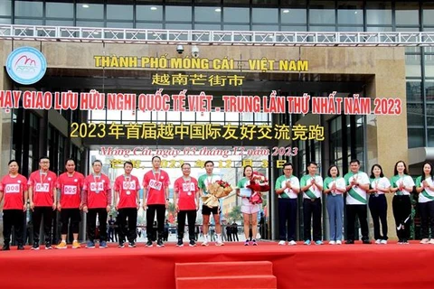 首届越中国际友好交流竞跑在广宁省举行
