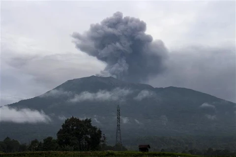 印尼火山喷发 至少11名登山者遇难
