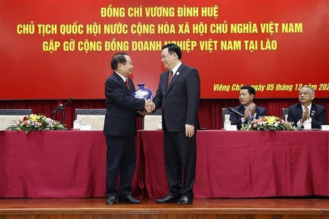 越南国会主席王廷惠会见在老越南企业代表