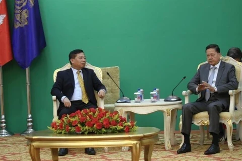 加强合作促进越柬两国人民稳定发展
