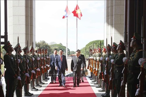 老挝媒体密集报道越南国会主席王廷惠老挝之行